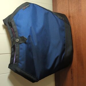 TOM BIHN Swift, Deep Blue/ Wisteria